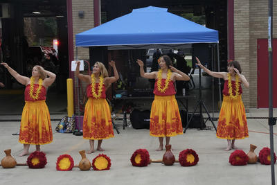 hula dancers at NNO